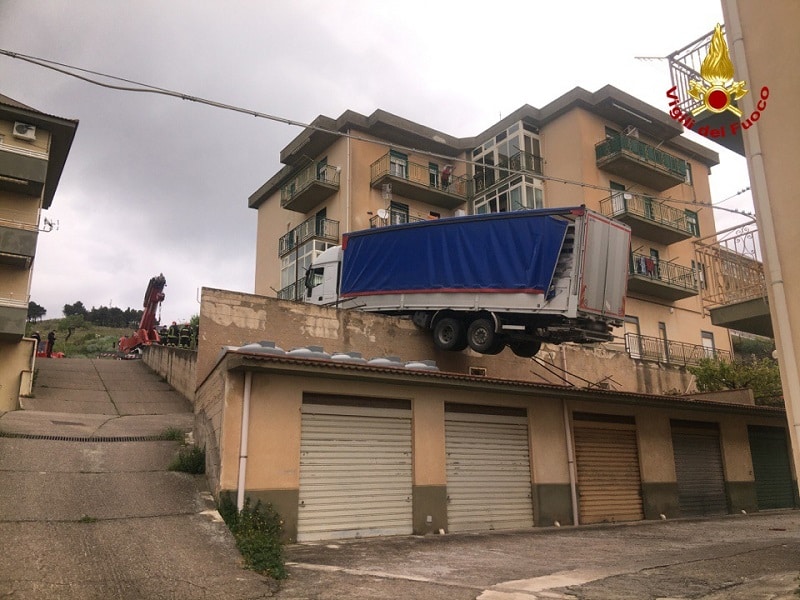 Intervento d’urgenza in Sicilia, tir in bilico minaccia palazzina con 6 famiglie: evacuata area di lavoro