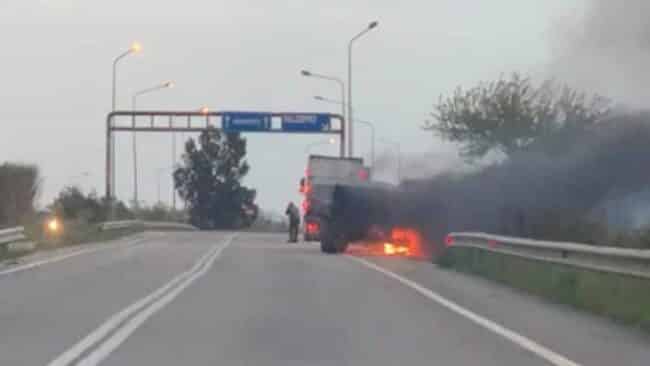 Camion “divorato” dalle fiamme sulla Fondovalle, conducente riesce a mettersi in salvo