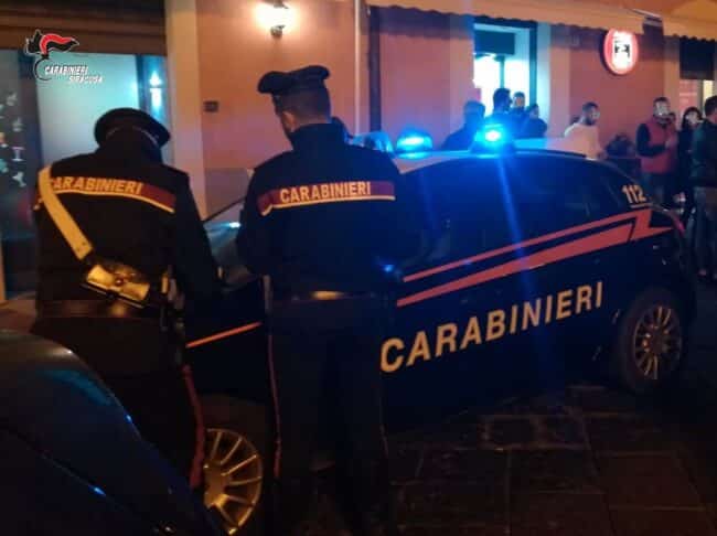 Siracusa, bar aperto con clienti in barba alle normative Covid: sanzioni per oltre 3mila euro