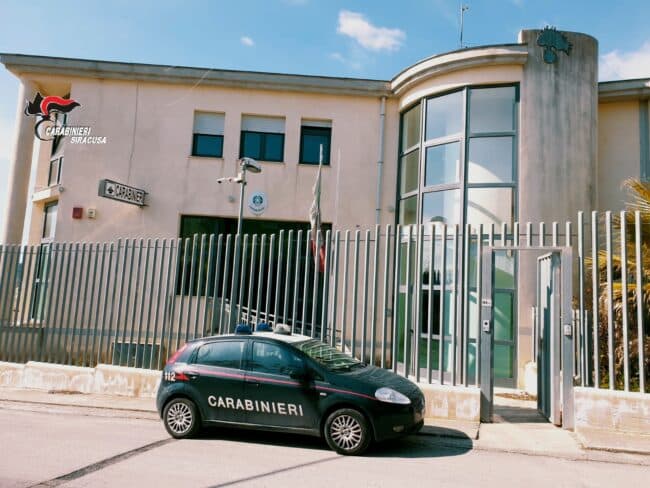 Coronavirus Sicilia, nei Comuni in zona rossa consumatori ai bar e passeggiate senza mascherina: chiusure e multe
