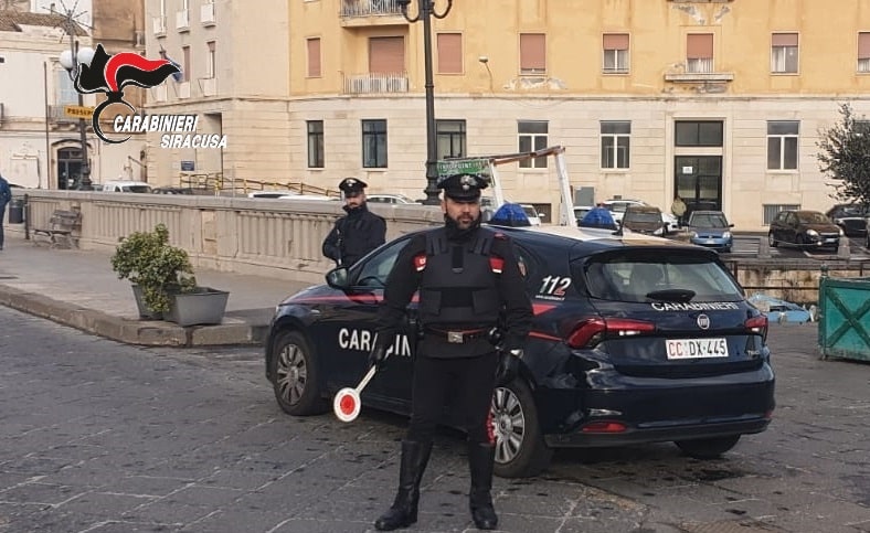 Evade due volte in due giorni dai domiciliari e rinchiude la madre in casa: arrestato 49enne