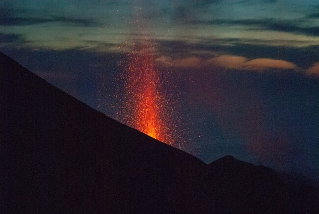 Eruzione Stromboli, esplosioni di lapilli incandescenti. Vulcano su Raiuno: “Pericolosità mai nulla”