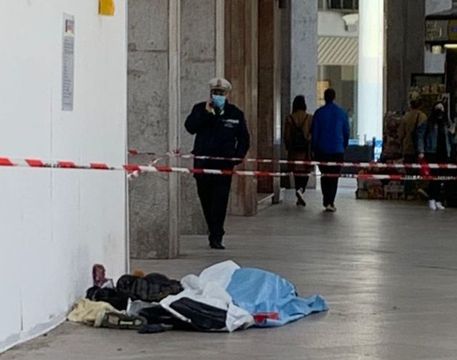 Tragedia sotto i portici di piazzale Ungheria, clochard trovato morto: viveva in compagnia di 2 cani