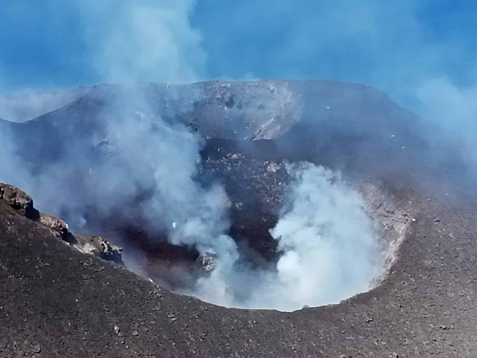 Stromboli, esplosioni e colonne di fumo dal cratere: le IMMAGINI spettacolari – VIDEO