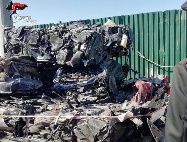 Demolisce e compatta auto senza bonificarle, nei guai una ditta di Augusta: denunciato il proprietario