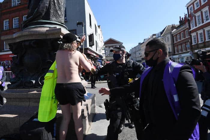 Funerali principe Filippo, donna si spoglia e resta nuda tra la gente: arrestata dalla polizia
