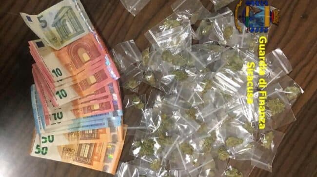 Marijuana, cocaina e crack nelle mani di tre giovani pusher: scattano arresti e segnalazioni