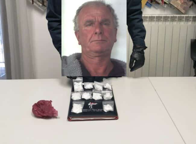 Forza il posto di blocco e fugge: inseguimento finisce con arresto per 57enne con cocaina