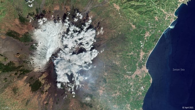 L’Etna continua a incantare i siciliani e non solo: le strepitose foto catturate dai satelliti dell’Esa