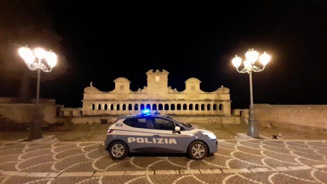 Lancia la droga dal finestrino per eludere i controlli: arrestato 37enne, in casa il figlio con la marijuana