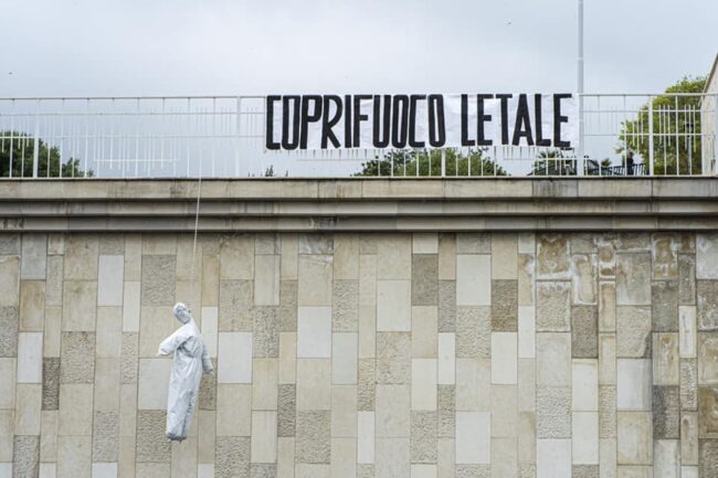 Catania, “Coprifuoco letale”: tornano i “Fantasmi del passato”. Al Tondo Gioeni fantoccio impiccato e striscione – FOTO