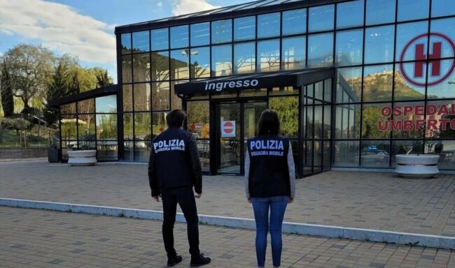 Shock in Sicilia, ausiliario stupra una ragazzina ricoverata: “Zitta o passo dei guai”