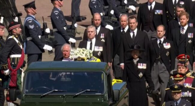 Principe Filippo, a Windsor i funerali del marito di Elisabetta II: cerimonia in forma privata