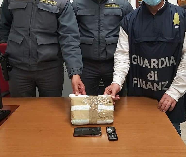 Scovato furgone con oltre 1 chilo di cocaina: la droga avrebbe fruttato oltre 80mila euro
