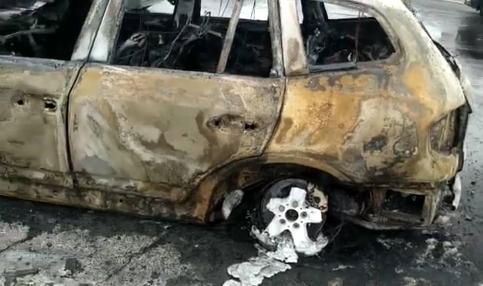 Catania, auto in fiamme alla rotonda di Nesima: traffico impazzito, vigili del fuoco sul posto – VIDEO