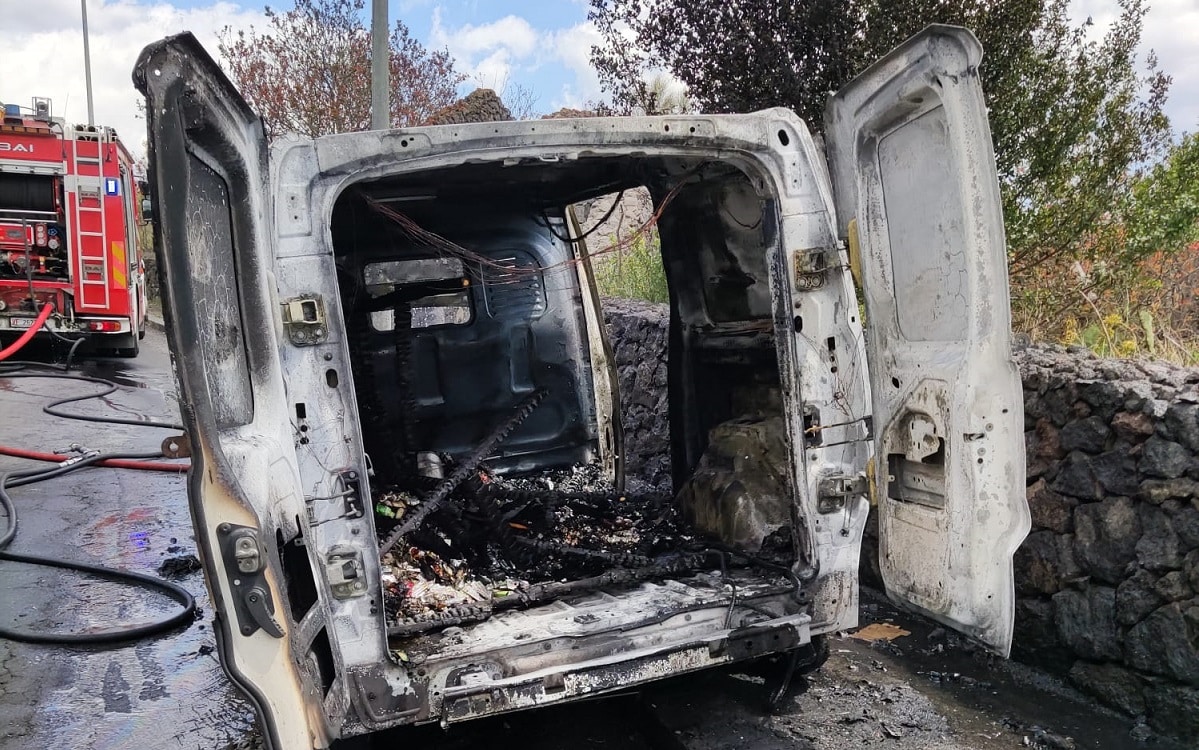 Furgone di alimentari in fiamme nel Catanese: intervento dei vigili del fuoco – FOTO