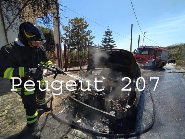 Paura per una famiglia nel Catanese, auto in fiamme durante la marcia: a bordo padre, madre e figlia