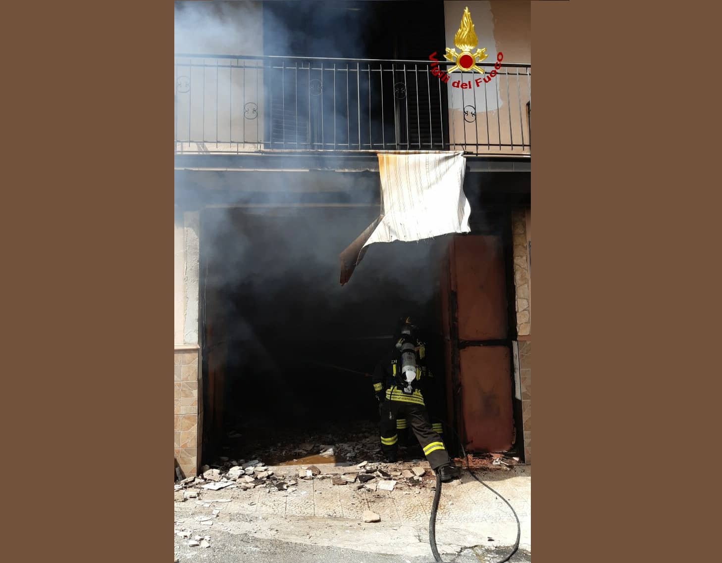 Brucia un garage nel Catanese, vigili del fuoco in azione per domare le fiamme