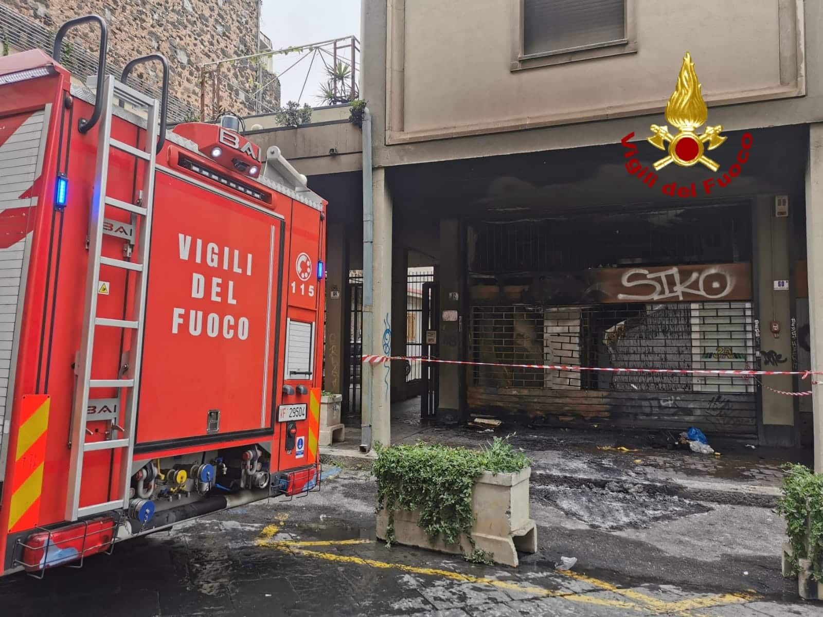 Catania, fiamme in un ex supermercato usato come rifugio: paura tra i residenti, vigili del fuoco sul posto