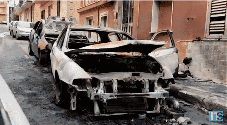 Incendio a Pachino, due auto in fiamme in via Geraci: anziani e figlio disabile intossicati – VIDEO