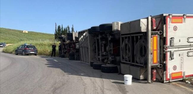 Spaventoso incidente sulla SS 640, grosso Tir sbanda in curva e si ribalta su un fianco