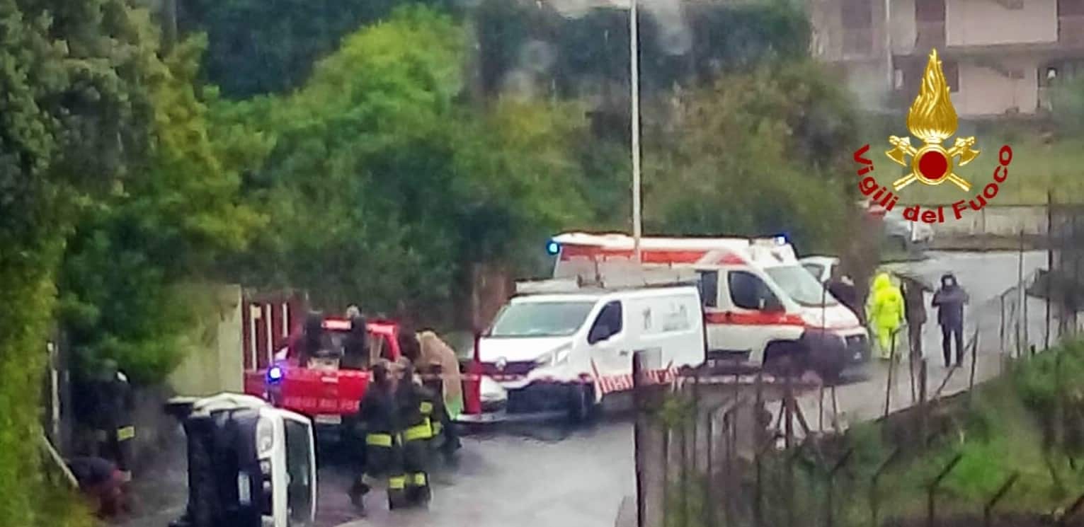 Forte impatto nel Catanese, auto finisce contro palo della luce: conducente ferito, accertamenti in corso