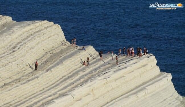 “I barbari invadono Scala dei Turchi”, giovani senza mascherina violano i sigilli: giornata di mare nell’area interdetta – VIDEO