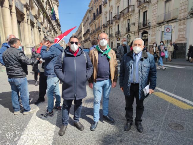 Catania, sit-in di Fai, Flai e Uila: “Zero diritti e sostegni per 31mila braccianti catanesi”, documento consegnato in Prefettura