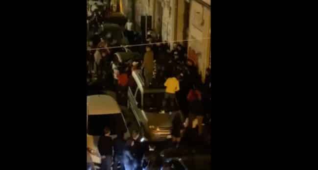 Rissa choc a Catania, calci e pugni in barba a norme anti-Covid e civiltà in piazza Scammacca – VIDEO