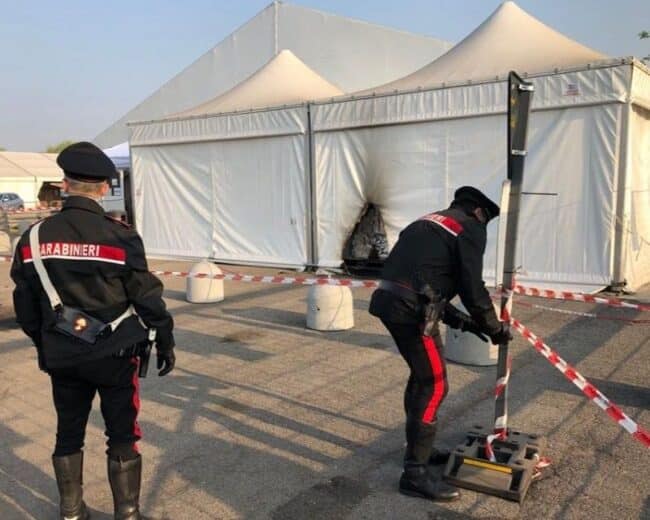 Covid Italia, molotov contro il centro vaccinale: colpita mensa degli operatori sanitari