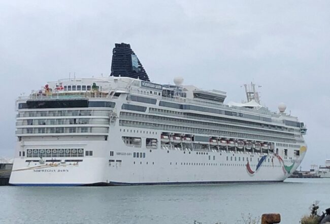 Nave da crociera ormeggiata a Catania. Perché è lì? La situazione in Sicilia: le imbarcazioni simbolo del blocco del turismo