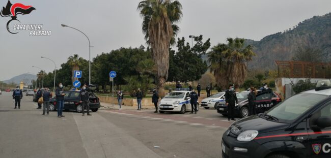 Rave party in spiaggia in piena zona rossa, circa 100 giovani presenti: scattano sanzioni e controlli – VIDEO