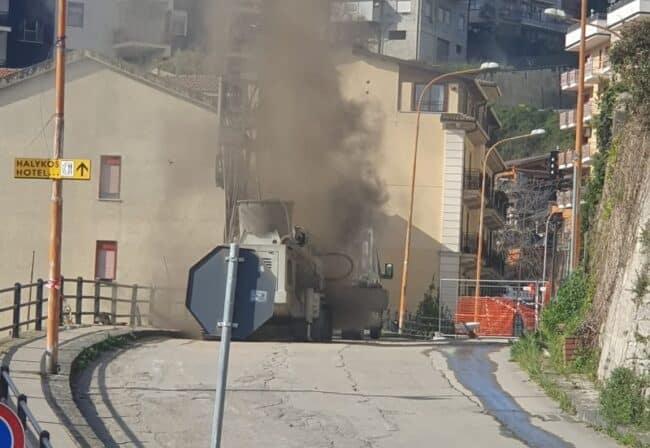 Panico in via Bonfiglio. Fuga di gas metano, si rompe la tubatura: evacuate le abitazioni – FOTO e VIDEO