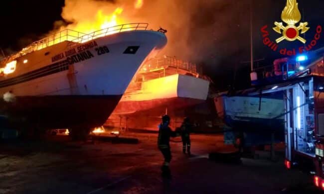 Peschereccio di 25 metri “divorato” dalle fiamme: vigili del fuoco in azione per diverse ore, Procura apre inchiesta