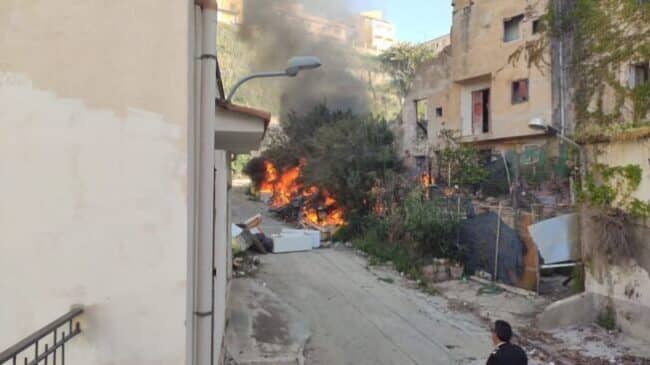 In fiamme discarica abusiva, era stata sequestrata a gennaio: vigili del fuoco in azione