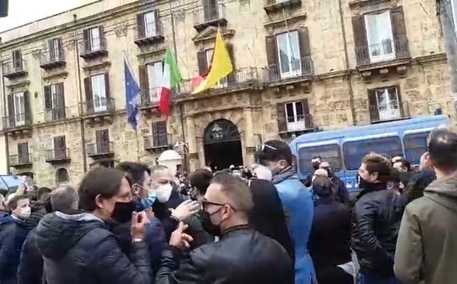 Covid Sicilia, a Palermo si protesta: commercianti chiedono di riaprire in sicurezza