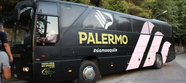Palermo Calcio, paura lungo viale Giostra a Messina: pullman rosanero preso a sassate