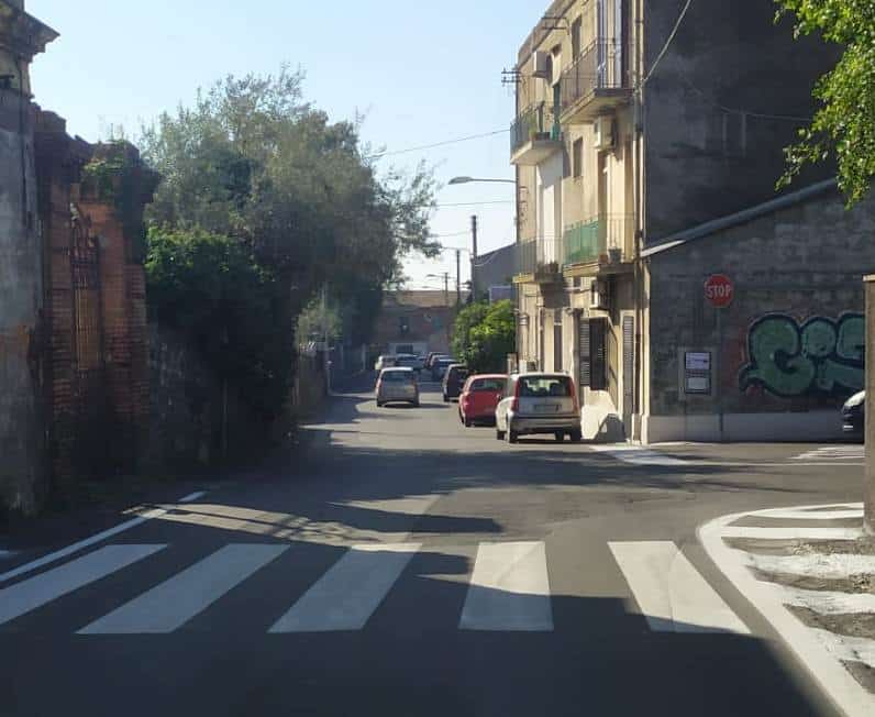 Catania, operai al lavoro a San Nullo per il ripristino della segnaletica stradale. Buceti: “Priorità da non ignorare”