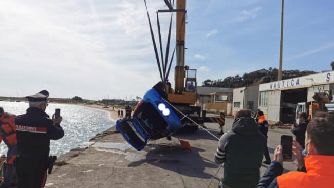 Choc in Sicilia, imprenditore tenta il suicidio gettandosi in mare con l’auto: è in codice rosso