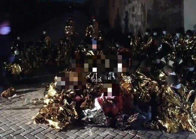Un naufragio e gli orrori in Libia nelle mani dei trafficanti: giovani migranti giungono a Lampedusa
