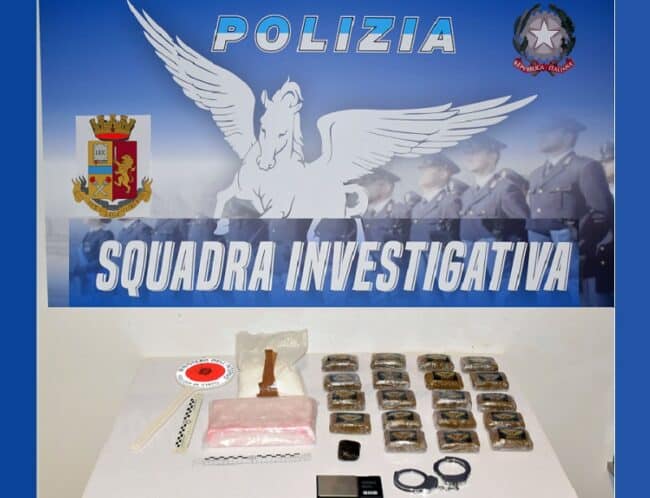 Pusher “in erba” nasconde la droga in casa e si prepara a venderla: arrestato dai poliziotti