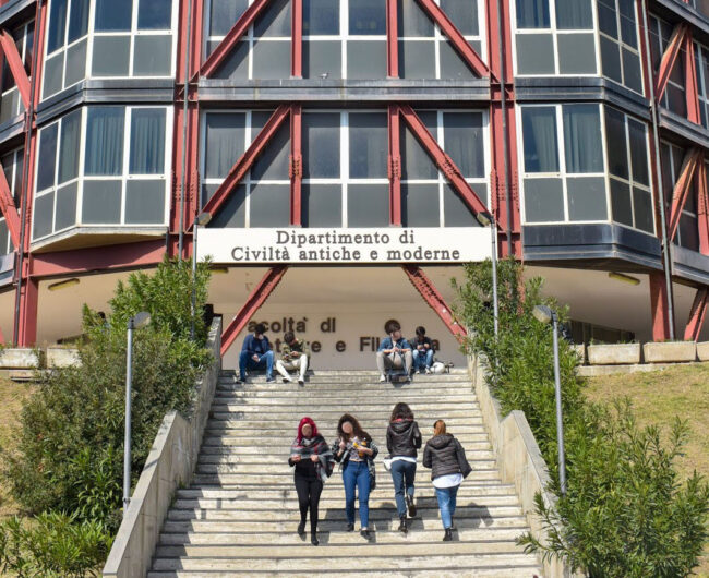 Insulti violenti e omofobi sui social da parte di un professore: vittima denuncia l’accaduto