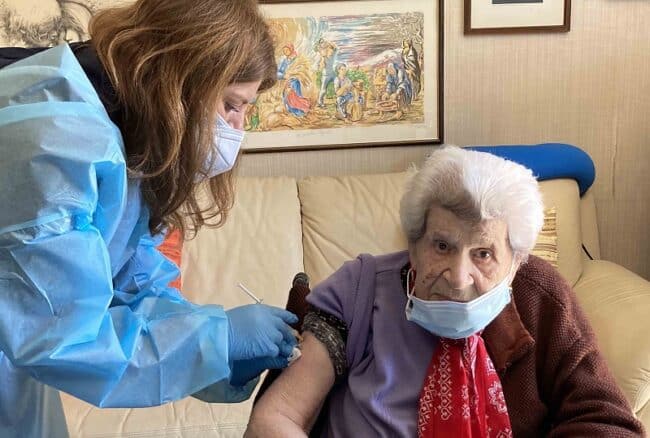 Vaccinazione a domicilio in Sicilia, al via la fase due per gli over 80: raddoppiate le squadre di medici