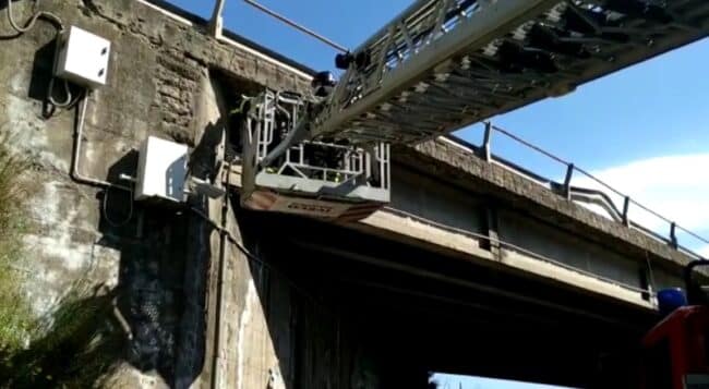 Acireale, cadono calcinacci su via Provinciale: vigili del fuoco sul posto, i dettagli – VIDEO