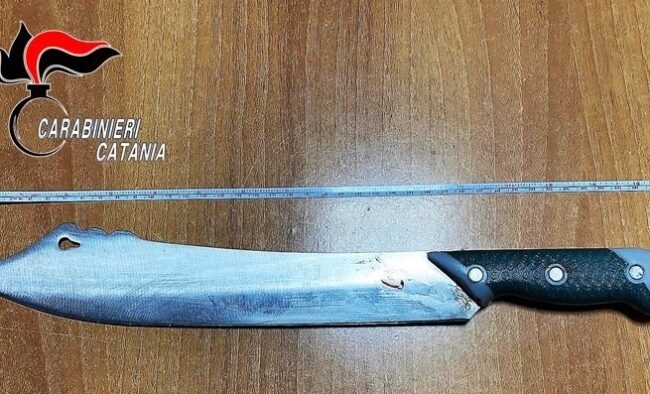 Catania, violenza in via Imbriani: minaccia la compagna col machete per farsi consegnare i soldi per l’alcol