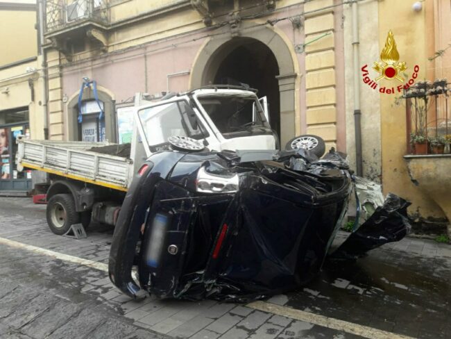 Incidente in via Vittorio Emanuele, si costituisce il conducente del camion “impazzito” – FOTO