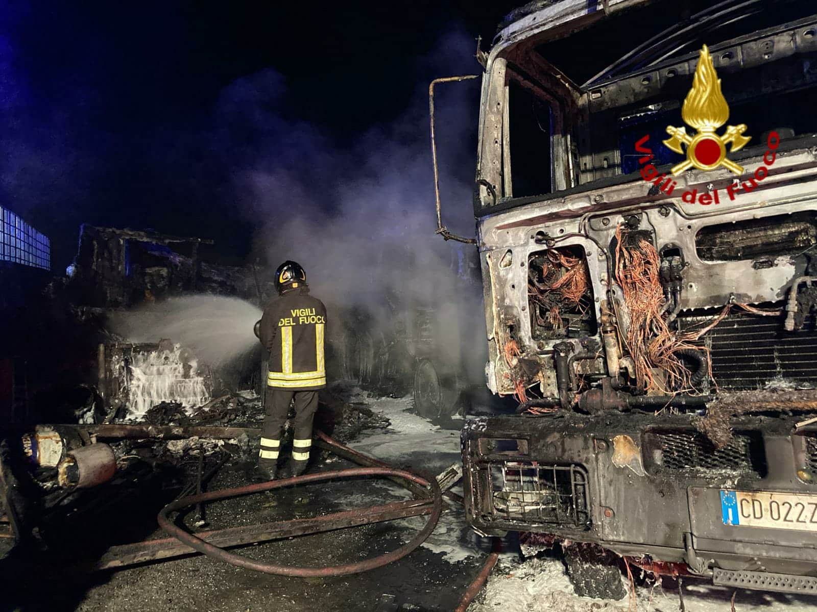Paura a Catania, divampa incendio nella zona sud: distrutte diverse attrezzature e mezzi