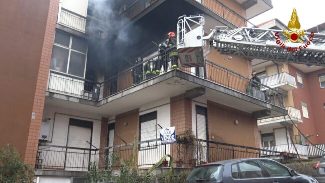 Incendio nel Catanese, persone sul ballatoio a chiedere aiuto: FOTO e VIDEO dell’intervento dei vigili del fuoco