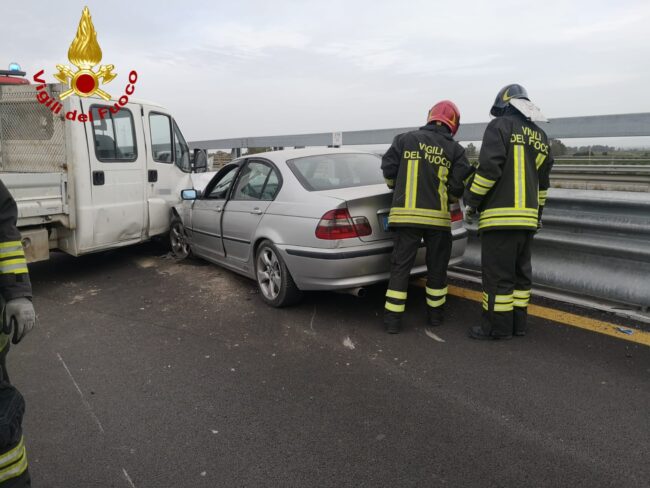 Incidente sulla Catania-Palermo, scontro tra auto e autocarro: 3 feriti in ospedale – FOTO e VIDEO