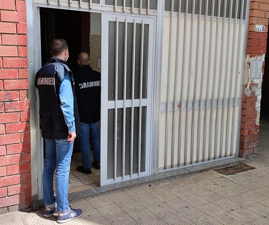 Catania, orina sulla cocaina per disperderne le tracce: arrestato insieme al compare evaso dai domiciliari